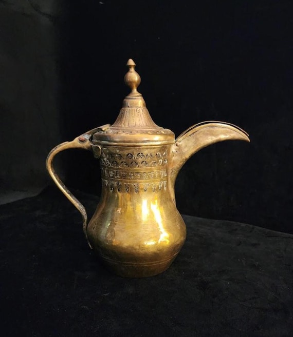 Vintage syrische Dallah Kaffeekanne, handgefertigte arabische Kanne mit gestempelten Details