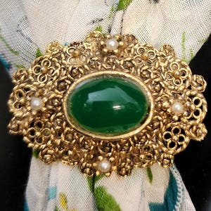 Vintage gold Tone filigrane Brosche mit Grün Glas Cabochon und Perlen