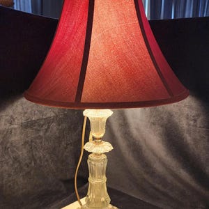 Vintage 1950&#39;s Hollywood Regency Cut Glass and Brass Lamp