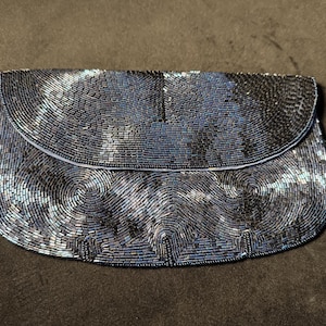 Cartera de noche vintage japonesa con cuentas de corneta en azul medianoche