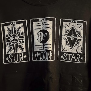 Camisa con carta del tarot en blanco y negro con linograbado