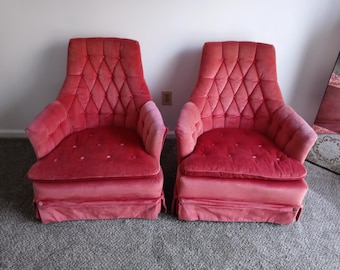 Rote getuftete Samtstühle mit hoher Rückenlehne Mid-Century Wohnzimmerstühle Vintage getuftetes Set, wenn Stühle einzigartige Wohnzimmermöbel seltener Fund
