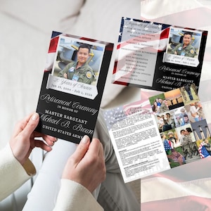 Puede incluir: Una persona sostiene tres tarjetas impresas con temática militar. Las tarjetas presentan una foto de un hombre uniformado, la bandera estadounidense y el texto "Ceremonia de jubilación" y "20 años de servicio". Las tarjetas son negras, blancas y rojas.