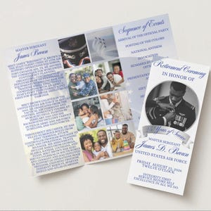 Può includere: Un programma di cerimonia di pensionamento a tre ante con un ritratto di un uomo in uniforme. Il programma include testo sul servizio dell'onorato, foto di famiglia e il programma dell'evento. Il programma è in tonalità di blu e bianco.