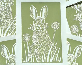 Grabado en linóleo de conejito en verde: Arte natural hecho a mano, bonita decoración de pared (5x7")