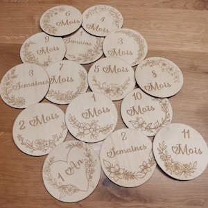 Tarjetas de madera de doble cara con hitos del embarazo y el nacimiento.