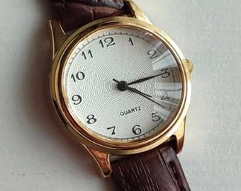 Echtleder Damen Armbanduhr mit Braunem Lederarmband, Gold Farbe, Geschenk für Frauen, Vintage Design, Valentinstag Geschenk