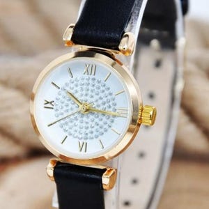 Orologio da polso elegante e semplice per donna con cassa in pietra color oro e cinturino sottile in pelle nera