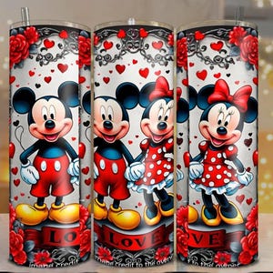 Puede incluir: Tres vasos de acero inoxidable con dise&ntilde;os de Mickey y Minnie Mouse. El dise&ntilde;o incluye rosas rojas, corazones y la palabra "LOVE" en una pancarta. Mickey lleva pantalones cortos rojos y Minnie un vestido de lunares rojos.