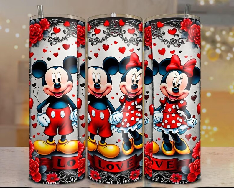 Puede incluir: Tres vasos de acero inoxidable con dise&ntilde;os de Mickey y Minnie Mouse. El dise&ntilde;o incluye rosas rojas, corazones y la palabra "LOVE" en una pancarta. Mickey lleva pantalones cortos rojos y Minnie un vestido de lunares rojos.