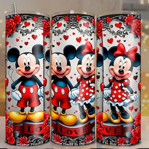 Puede incluir: Tres vasos de acero inoxidable presentan dise&ntilde;os de Mickey y Minnie Mouse. Los vasos tienen un fondo blanco con corazones y rosas rojas. Mickey y Minnie est&aacute;n representados con sus atuendos cl&aacute;sicos. La palabra "LOVE" se muestra en una pancarta.