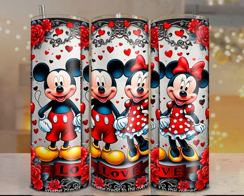 Puede incluir: Tres vasos de acero inoxidable presentan dise&ntilde;os de Mickey y Minnie Mouse. Los vasos tienen un fondo blanco con corazones y rosas rojas. Mickey y Minnie est&aacute;n representados con sus atuendos cl&aacute;sicos. La palabra "LOVE" se muestra en una pancarta.