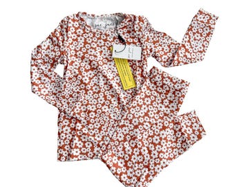 Pijama de bambú para niñas con flores silvestres: conjunto de dos piezas.