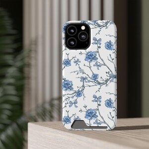Chinoiserie telefoonhoesje met blauwe bloemen, blauw en wit esthetisch iPhone- en Samsung-hoesje, cadeau voor haar, elegante vintage botanische kaartsleufhoes