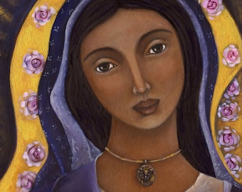 Può includere: Un dipinto di una donna con capelli scuri e pelle marrone che indossa una veste viola e una collana d'oro con un ciondolo. È circondata da un'aureola di rose gialle e rosa.