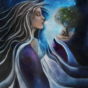 Puede incluir: Una pintura de una mujer con el pelo largo y oscuro que fluye con el viento. Lleva una túnica morada y tiene los ojos cerrados. Está soplando un soplo de aire hacia un pequeño árbol con hojas verdes. El árbol está creciendo de una mano, y hay un pequeño animal sentado en la base del árbol.