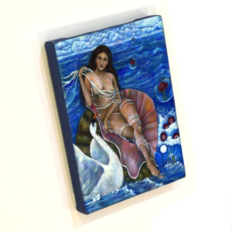 Puede incluir: Una pintura de una mujer sentada en una concha de mar con un cisne a su lado. La mujer lleva un vestido blanco transparente y tiene el pelo largo y oscuro. El fondo es un oc&eacute;ano azul con nubes blancas y rosas rojas.