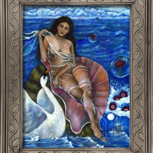 Puede incluir: Una pintura de una mujer con cabello largo y oscuro sentada en una gran concha de mar con un cisne blanco a su lado. La mujer lleva un vestido blanco transparente y est&aacute; rodeada de burbujas con rosas rojas en su interior. El fondo es un oc&eacute;ano azul con nubes blancas.