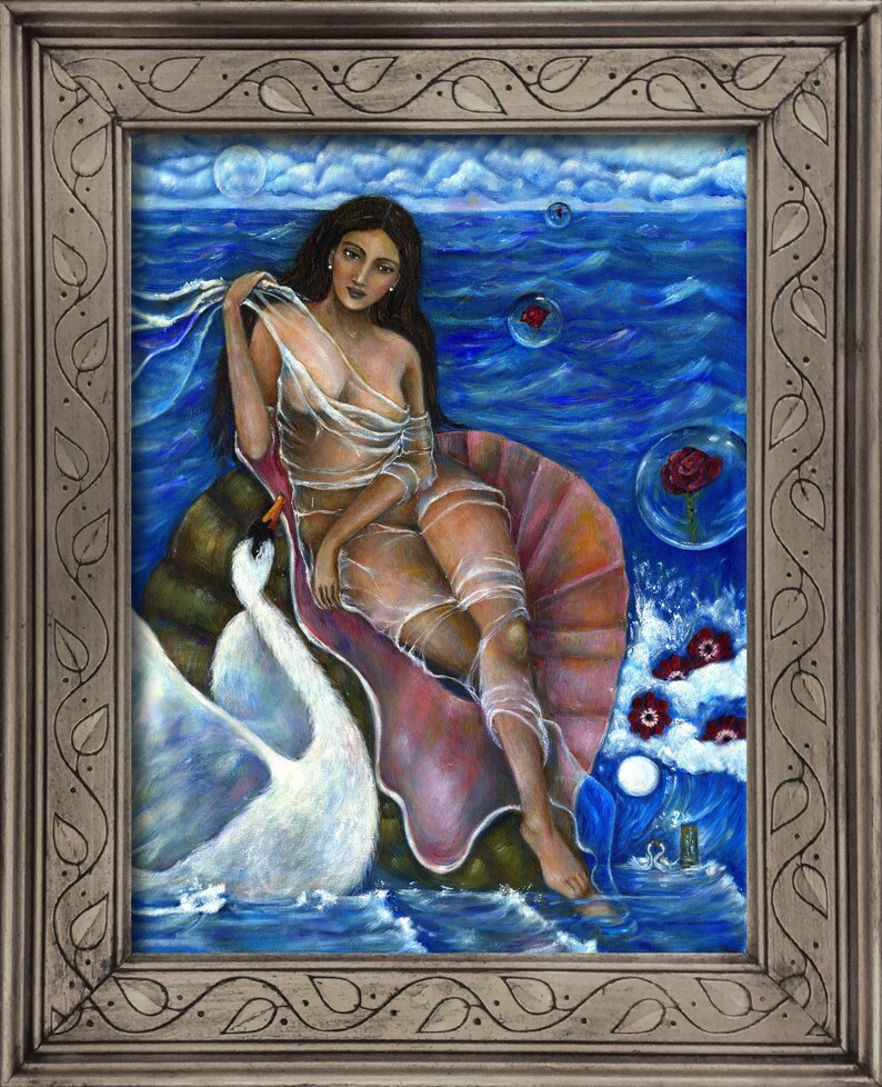 Puede incluir: Una pintura de una mujer con cabello largo y oscuro sentada en una gran concha de mar con un cisne blanco a su lado. La mujer lleva un vestido blanco transparente y est&aacute; rodeada de burbujas con rosas rojas en su interior. El fondo es un oc&eacute;ano azul con nubes blancas.