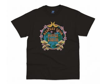 Op de afbeelding: Zwart T-shirt met een afbeelding van een groene aarde omringd door bloemen en paddenstoelen. De tekst "Respect Your Mother Earth" is geschreven in een retro-lettertype.