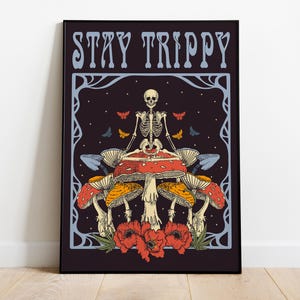 Stay Trippy, funghi magici psichedelici, illustrazione di funghi del teschio - Poster di alta qualità, carta semi-lucida di alta qualità
