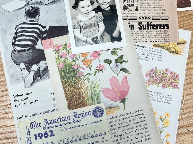 K&ouml;nnte beinhalten: Eine Collage aus Vintage-Bildern mit einem jungen Jungen in einem gestreiften Hemd, einem M&auml;dchen mit einer Blume in der Hand und einer Vielzahl von Blumen. Der Text "The American Legion" und "1962" ist am unteren Rand der Collage sichtbar.