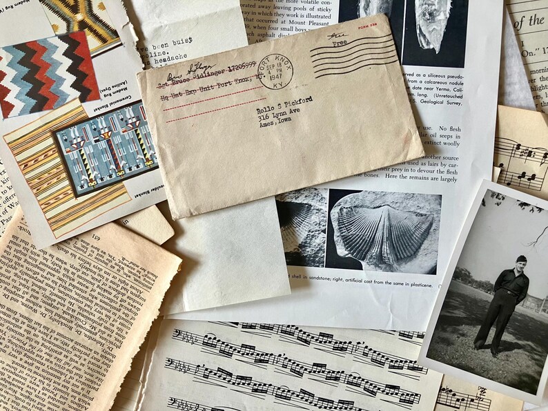 K&ouml;nnte beinhalten: Eine Sammlung von Vintage-Papieren und Ephemera, darunter ein handgeschriebener Umschlag an Rollo S. Pickford, ein Notenblatt, ein Schwarzwei&szlig;foto eines Mannes im Anzug und eine Seite aus einem Buch &uuml;ber Fossilien. Der Umschlag tr&auml;gt eine Briefmarke aus Fort Knox, Kentucky, und der Text "Free" ist auf dem Umschlag geschrieben.