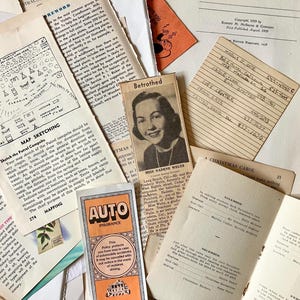 K&ouml;nnte beinhalten: Eine Sammlung von Vintage-Papierephemera, darunter eine Anleitung zum Kartenzeichnen, ein Weihnachtsliedbuch, ein Zeitungsartikel mit der &Uuml;berschrift "Betrothed" und eine handschriftliche Notiz mit dem Text "Miss Narine Welz".
