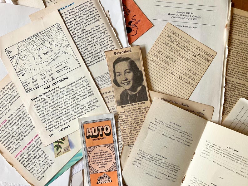 K&ouml;nnte beinhalten: Eine Sammlung von Vintage-Papierephemera, darunter eine Anleitung zum Kartenzeichnen, ein Weihnachtsliedbuch, ein Zeitungsartikel mit der &Uuml;berschrift "Betrothed" und eine handschriftliche Notiz mit dem Text "Miss Narine Welz".