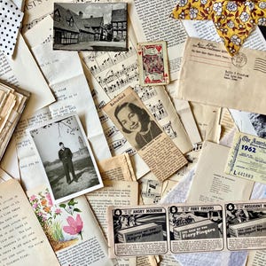 K&ouml;nnte beinhalten: Eine Sammlung von Vintage-Ephemera, darunter eine Postkarte eines Geb&auml;udes, eine Spielkarte, ein Brief, ein Musikblatt, ein Zeitungsartikel, ein Stoffrest und eine Vintage-Werbung f&uuml;r "Angry Mourner", "Fiery Fingers" und "Negligent Nymph".