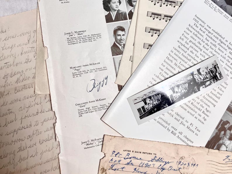 K&ouml;nnte beinhalten: Eine Sammlung von alten Papieren und Fotos, darunter ein Schwarzwei&szlig;foto eines Geb&auml;udes, eine handschriftliche Notiz mit dem Namen "Peggy", die in blauer Tinte unterschrieben ist, und eine Seite mit einer Liste von Namen und Schulclubs. Die Papiere liegen auf einer Oberfl&auml;che verstreut und bilden eine Collage von Erinnerungen.