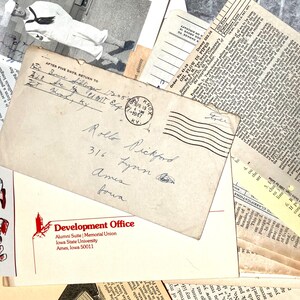 K&ouml;nnte beinhalten: Eine Nahaufnahme eines Stapels alter, vergilbter Papiere und Umschl&auml;ge. Der oberste Umschlag ist an Rollo Pickford, 316 Lynn, Ames, Iowa, adressiert. Der Umschlag tr&auml;gt einen Stempel aus der Stadt Knox, Kentucky. Die Papiere sind mit Text bedeckt und einige haben handschriftliche Notizen.