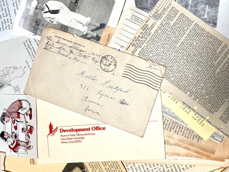 K&ouml;nnte beinhalten: Eine Nahaufnahme eines Stapels alter, vergilbter Papiere und Umschl&auml;ge. Der oberste Umschlag ist an Rollo Pickford, 316 Lynn, Ames, Iowa, adressiert. Der Umschlag tr&auml;gt einen Stempel aus der Stadt Knox, Kentucky. Die Papiere sind mit Text bedeckt und einige haben handschriftliche Notizen.
