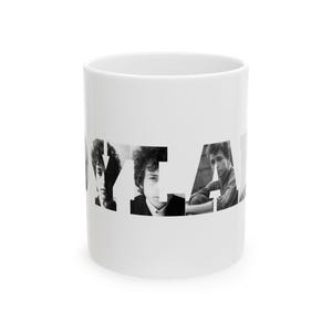 Könnte beinhalten: Weiße Keramiktasse mit einem Schwarz-Weiß-Bild eines Musikers. Das Wort "DYLAN" ist auf die Tasse gedruckt, wobei jeder Buchstabe aus einer anderen Schwarz-Weiß-Fotografie des Musikers besteht.