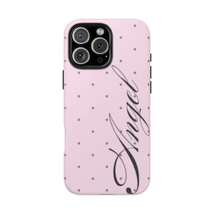 Peut inclure: Une coque de smartphone rose clair avec un motif répétitif de petits points gris foncé et le mot Angel écrit dans une grande police cursive élégante de couleur gris foncé, positionné verticalement sur le côté droit de la surface arrière.