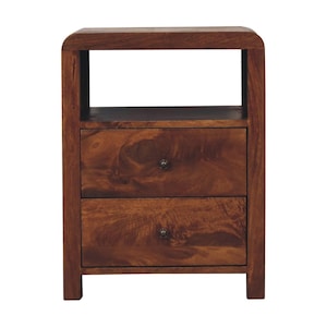 Op de afbeelding: Een donkerbruine houten nachtkast met twee lades en een bovenste plank. De houtnerf is zichtbaar. Elke lade heeft een kleine, ronde knop. Het ontwerp is eenvoudig en functioneel, geschikt voor een slaapkamer. Afmetingen in centimeters.