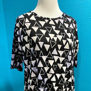 Czarna, geometryczna LuLaRoe Irma XXS w kolorze fioletowo-białym, farbowana metodą tie-dye, jedyna w swoim rodzaju!