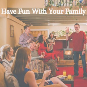 Może przedstawiać: Scena w salonie z grupą ludzi, niekt&oacute;rzy siedzą, inni stoją, z tekstem "Have Fun With Your Family" u g&oacute;ry. Trzymają kieliszki, a w tle widać kominek.