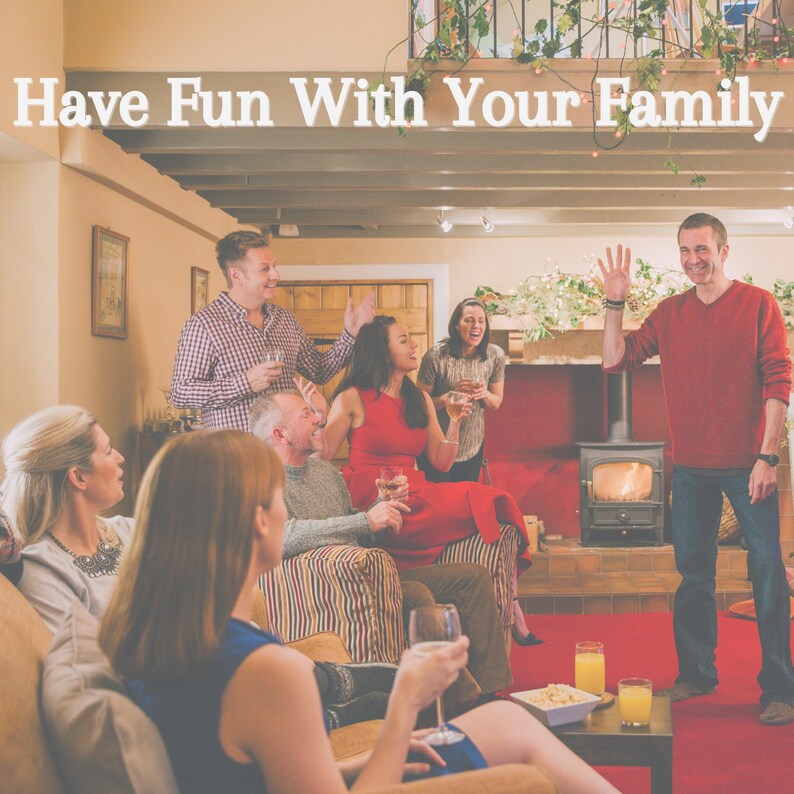 Może przedstawiać: Scena w salonie z grupą ludzi, niekt&oacute;rzy siedzą, inni stoją, z tekstem "Have Fun With Your Family" u g&oacute;ry. Trzymają kieliszki, a w tle widać kominek.