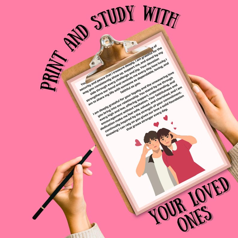 Op de afbeelding: Een klembord met een afgedrukte boodschap en een illustratie van een stel, vastgehouden door handen. De tekst luidt "Print and Study With Your Loved Ones". Een potlood ligt aan de zijkant. De achtergrond is roze.