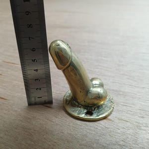 Pequeño pene de 6,7 cm, ganchos de latón rústicos, hechos a mano, de latón pulido.