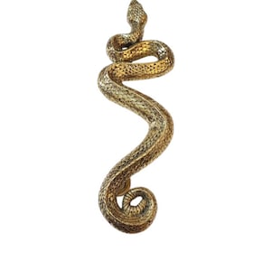 Könnte beinhalten: Eine detaillierte, goldfarbene Schlangenskulptur. Die Schlange ist in einer vertikalen, gewundenen Pose dargestellt, mit erhobenem Kopf und eingerolltem Schwanz. Die Skulptur hat eine strukturierte Oberfläche und einen metallischen Glanz. Maße in Zentimetern.
