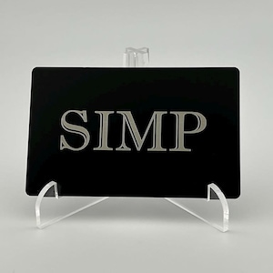 O Cartão "SIMP" – Presente de Gíria de Meme Hilário para Bros Superinvestidos | Cartão de Alumínio Engraçado do Tamanho de uma Carteira