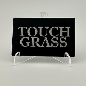 O cartão "TOUCH GRASS" – Cartão de gíria de meme engraçado | Presente de piada da cultura da Internet | Cartão de carteira de alumínio gravado a laser