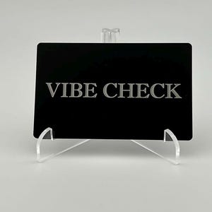 Tarjeta "VIBE CHECK": Regalo de broma con una definición de meme divertido y jerga de internet. Tarjeta de aluminio para billetera: Regalo humorístico para amigos o gamers.