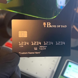 Tarjeta bancaria metálica de Bank of Dad: regalo personalizable estilo tarjeta de crédito para papás. Regalo de broma de aluminio para el Día del Padre, cumpleaños o simplemente porque sí.