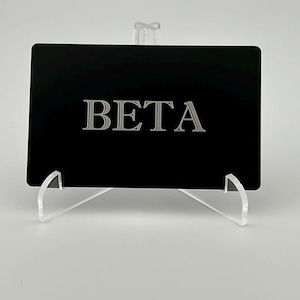 Tarjeta divertida con la definición de meme beta – Regalo de broma de metal grabado a láser – Tarjeta de aluminio negro tamaño billetera – Tarjeta divertida de quemado para amigos