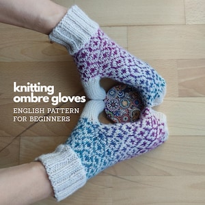 Puede incluir: Guantes de punto ombre en tonos morados y azules, con un patrón geométrico. Los guantes son sostenidos por manos, y el texto "knitting ombre gloves ENGLISH PATTERN FOR BEGINNERS" es visible. Un proyecto de manualidades.