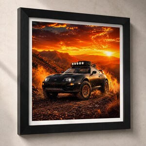 Puede incluir: Una impresión artística enmarcada que muestra un coche deportivo negro modificado para uso todoterreno con portaequipajes, luces auxiliares y neumáticos resistentes, conduciendo por un paisaje desértico rocoso bajo un cielo naranja y amarillo.
