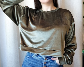 PRIJSVERLAGING | HANDGEMAAKT Olijfgroen geribbeld fluwelen T-shirt met lange mouwen | Stretchstof | Slow Fashion